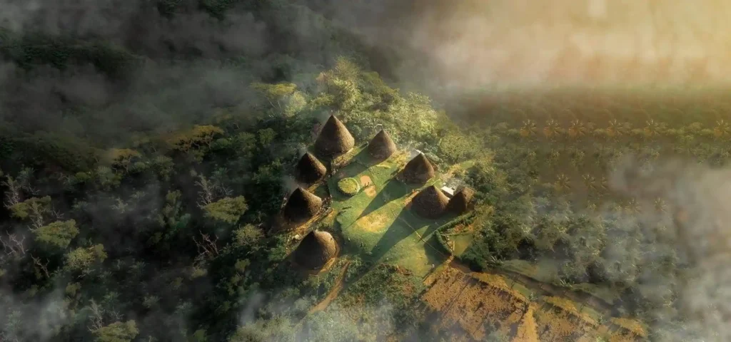 Desa Wae Rebo dengan rumah adat Mbaru Niang di pegunungan Flores, NTT, dikelilingi kabut dan alam hijau yang asri.