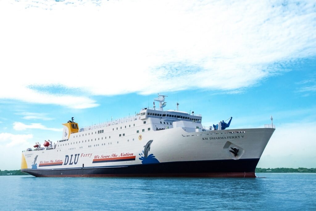 Kapal KM Dharma Ferry V milik Dharma Lautan Utama berlayar di laut menuju Labuan Bajo dengan langit biru ce