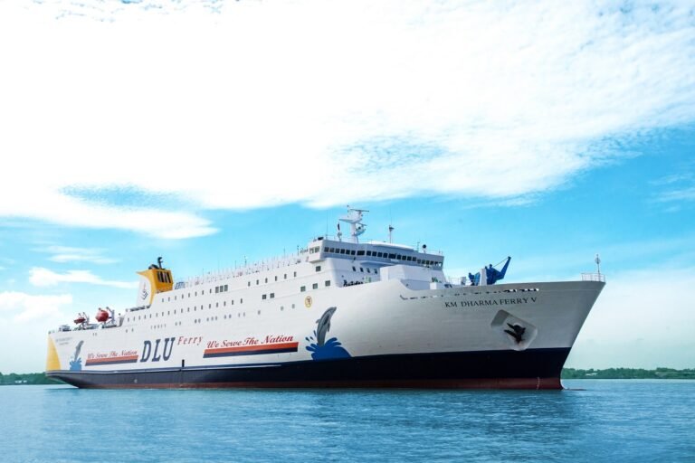Kapal KM Dharma Ferry V milik Dharma Lautan Utama berlayar di laut menuju Labuan Bajo dengan langit biru ce