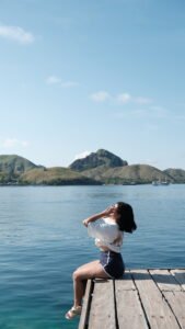 wisatawan sedang menikmati pemandang di kawasan komodo