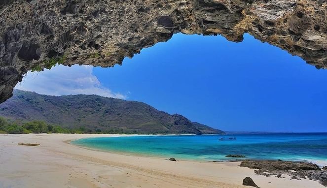 Pulau Alor, Nusa Tenggara Timur,Alor Adventure 4D3N: diving & snorkeling at Pulau Ternate & Kepa, trekking Bukit Kalabahi, Abui Village, and sunset at Mali Beach.