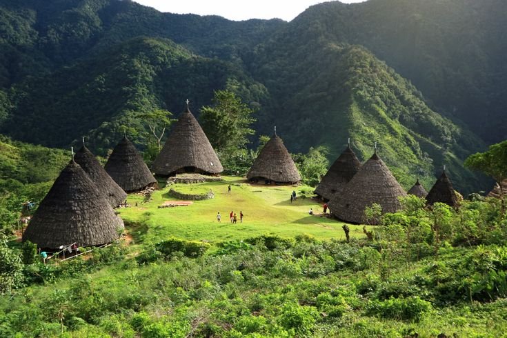 Desa Wae Rebo Flores dengan rumah adat Mbaru Niang di tengah pegunungan, destinasi wisata dekat Labuan Bajo