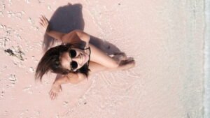 wisatawan sedang santai di pink beach labuan bajo-visit labuan bajo komodo