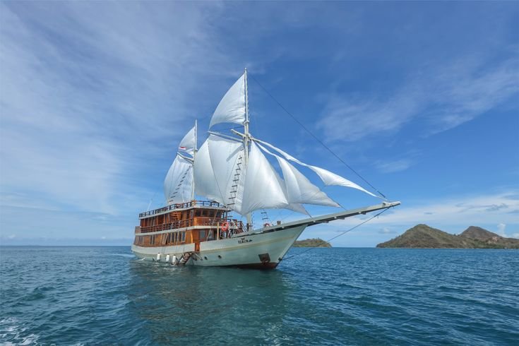 Elrora phinisi liveaboard,the best boat of labuan bajo- visit labuan bajo komodo